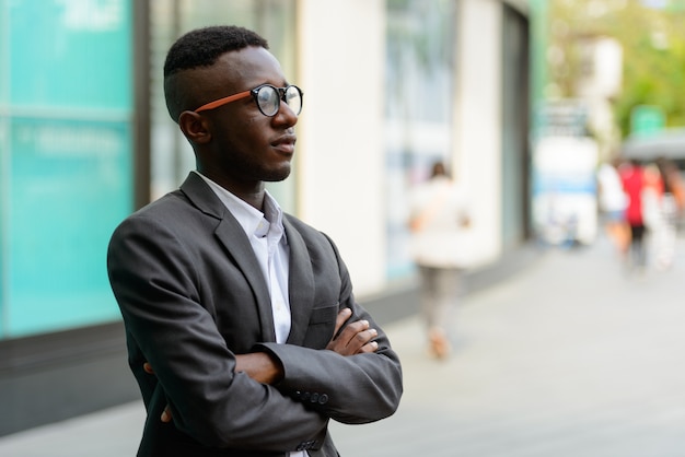 Retrato de joven empresario africano en la ciudad al aire libre