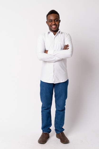Retrato de joven empresario africano contra la pared blanca