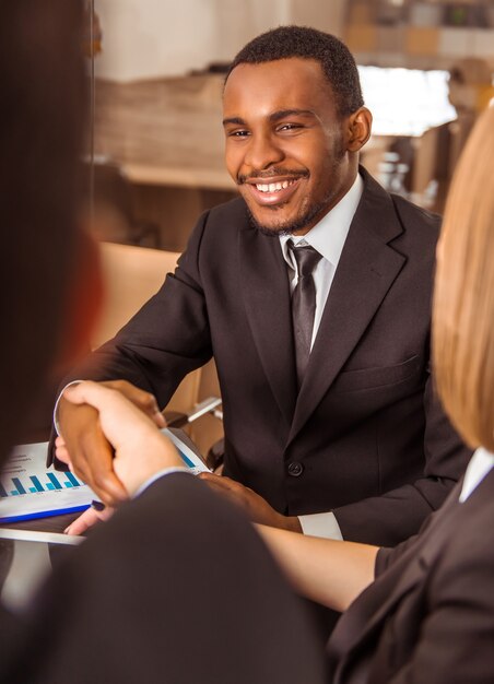 Retrato de un joven empresario africano en la oficina.