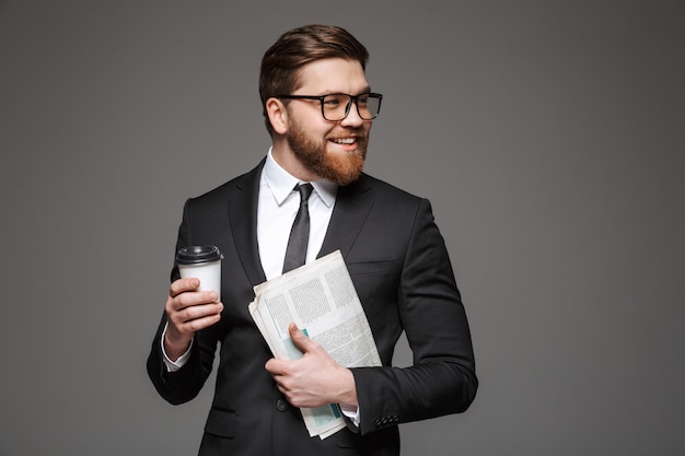 Retrato de un joven empresario alegre