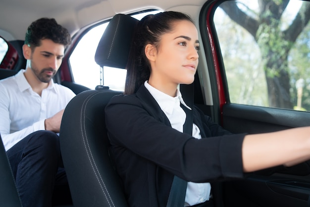 Retrato de joven empresario de camino al trabajo en un taxi. Concepto de negocio.