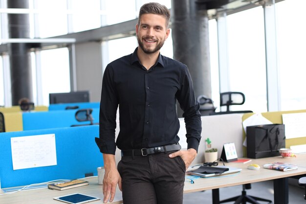 Retrato de un joven empresario casual feliz en la oficina.