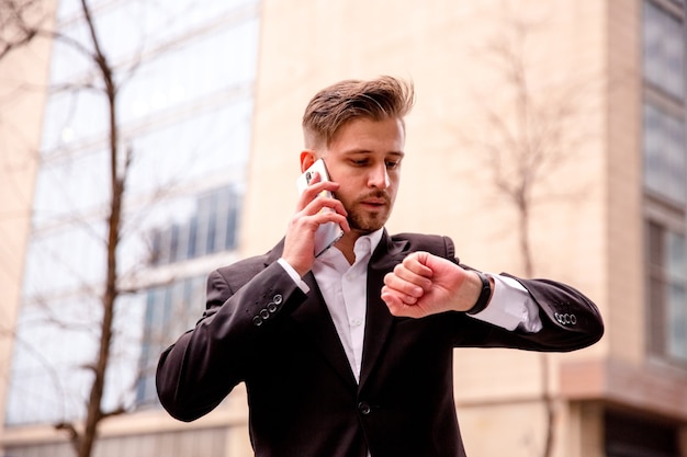 Retrato de un joven empresario en un centro de negocios hablando por teléfono