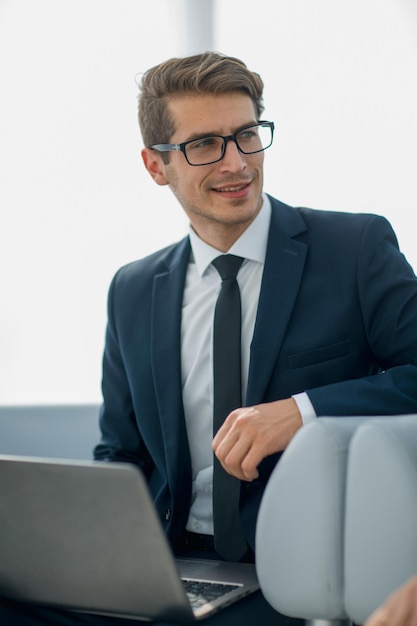 Retrato de un joven empresario confiadogente de negocios