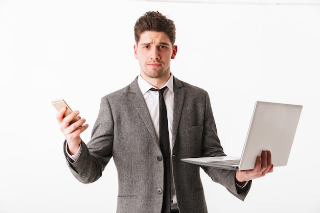 Retrato de un joven empresario confundido