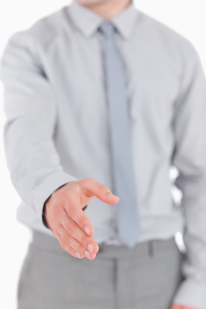 Foto retrato de un joven empresario dando su mano