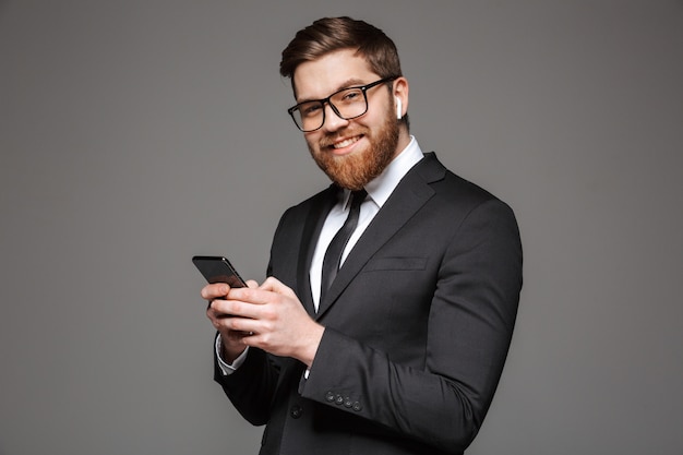 Retrato de un joven empresario feliz en auriculares