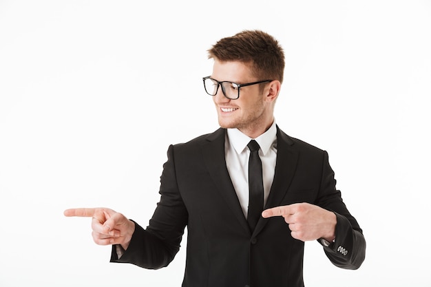 Retrato de un joven empresario feliz en traje