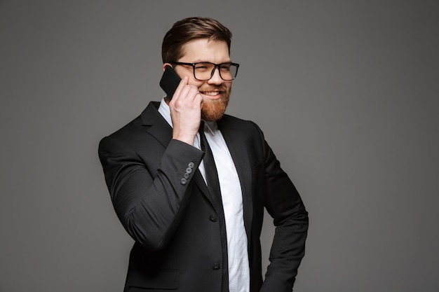 Retrato de un joven empresario feliz vestido con traje