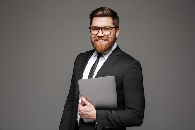 Retrato de un joven empresario feliz