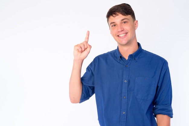 Retrato de joven empresario guapo aislado en blanco