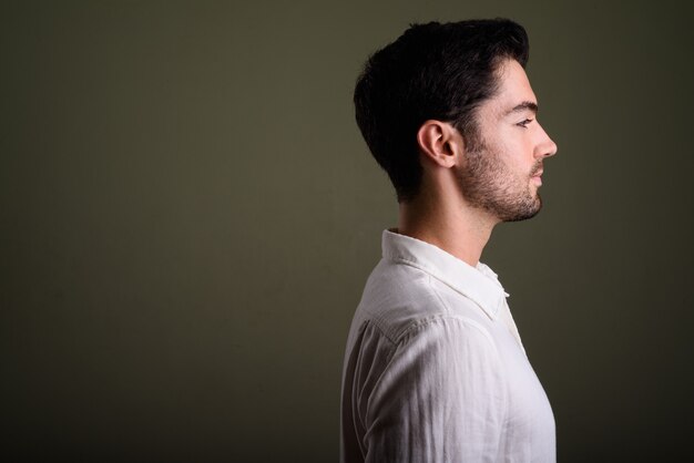 Retrato de joven empresario guapo con barba incipiente