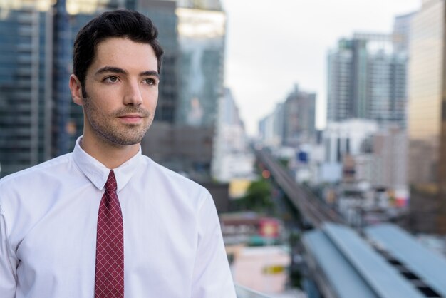 Retrato de joven empresario guapo en la ciudad