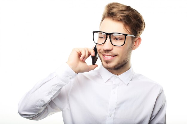 Retrato de un joven empresario hablando por teléfono