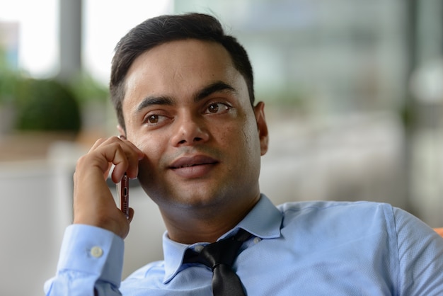 Retrato de joven empresario indio guapo en la ciudad