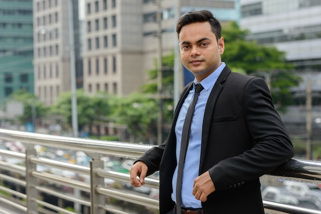 Retrato de joven empresario indio guapo en la ciudad