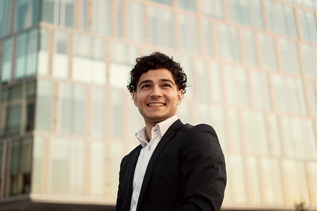 Retrato de un joven empresario inversionista en un traje de negocios que va a trabajar