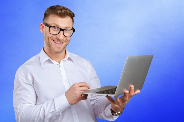 Retrato de joven empresario con laptop