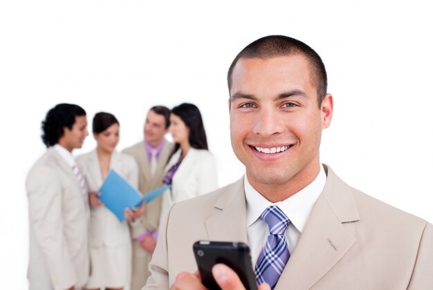 Retrato de un joven empresario mirando su teléfono celular