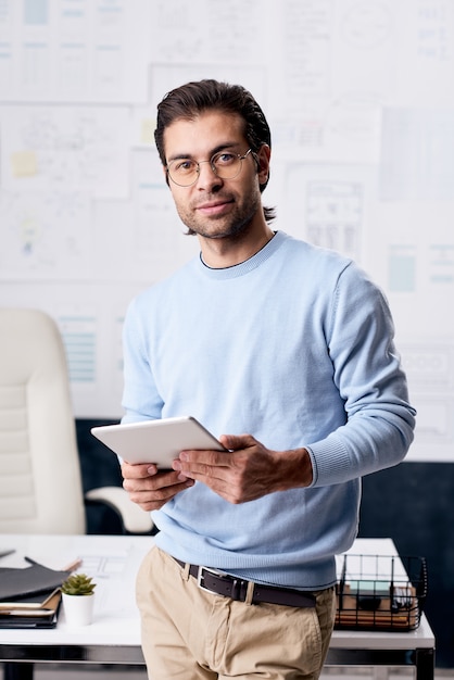 Retrato de joven empresario moderno