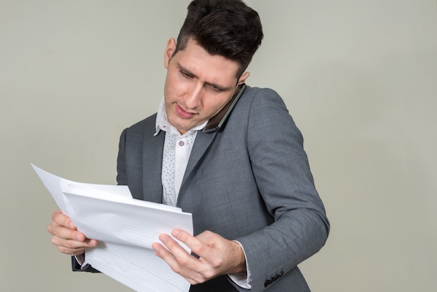 Retrato de joven empresario multiétnico en traje