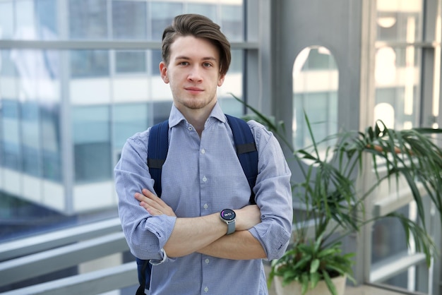 Retrato de joven empresario oficinista o estudiante universitario o universitario en camisa y chaqueta