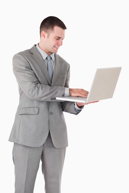 Retrato de un joven empresario que trabaja con una computadora portátil