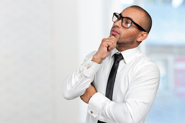 Retrato de un joven empresario reflexivo