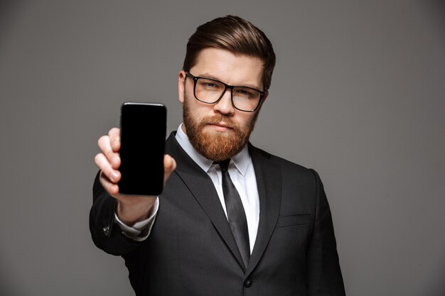 Retrato de un joven empresario seguro vestido con traje