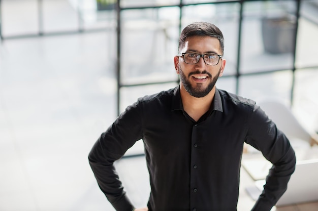 Retrato de joven empresario sonriente en la oficina