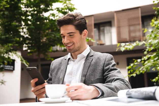 Retrato de un joven empresario sonriente