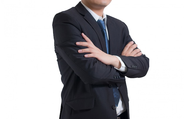 Retrato de joven empresario con su cruz un brazo sobre fondo blanco.