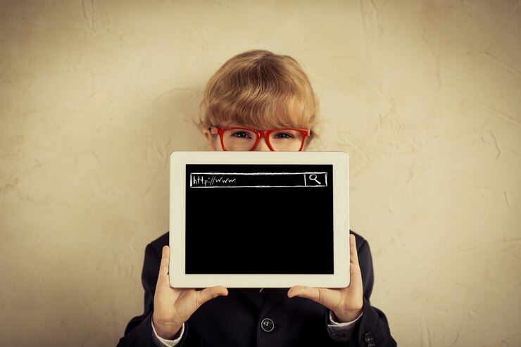 Foto retrato de joven empresario con tablet pc concepto de éxito e innovación espacio de copia