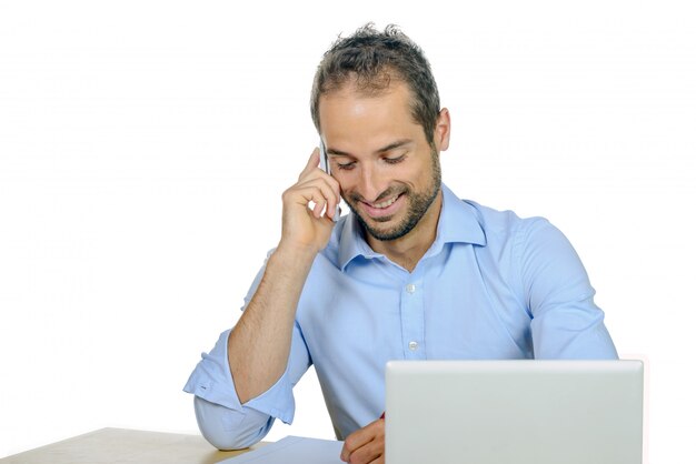 Retrato de un joven empresario en teléfono