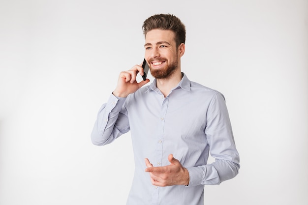 Retrato de un joven encantador vestido con camisa