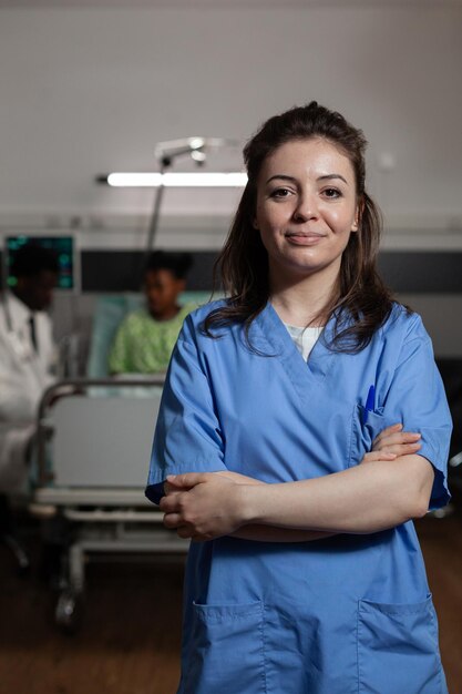 Foto retrato de una joven enfermera sonriente en el hospital