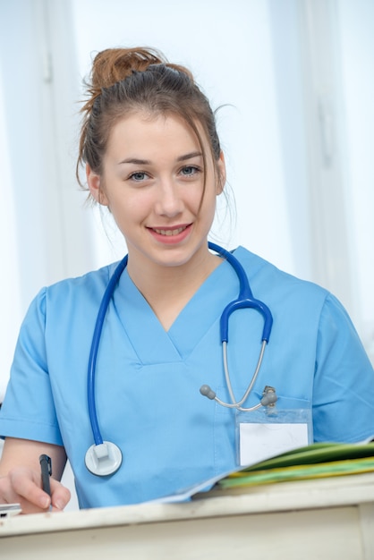 Retrato de joven enfermera en uniforme azul