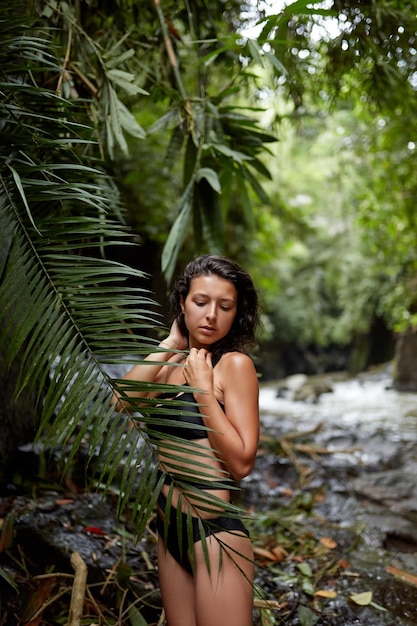 retrato, joven, esbelto, niña, posar, en, el, selva, se esconder atrás, un, hoja de palma, vida silvestre, y, un, niña