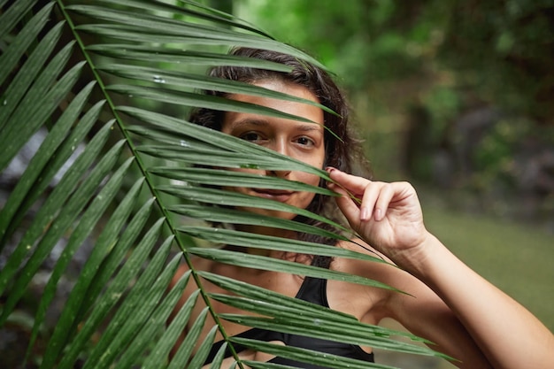 retrato, joven, esbelto, niña, posar, en, el, selva, se esconder atrás, un, hoja de palma, vida silvestre, y, un, niña