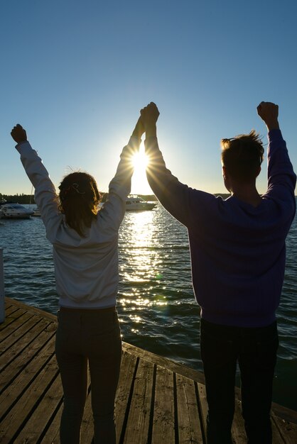 Foto retrato de joven escandinavo y joven asiática como pareja multiétnica juntos y enamorados en el muelle al aire libre