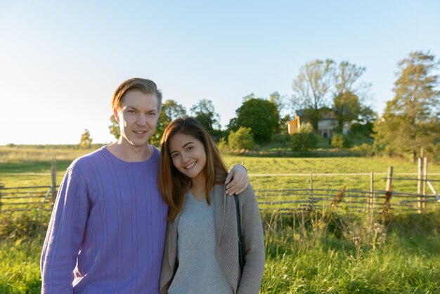 Foto retrato de joven escandinavo y joven asiática como pareja multiétnica juntos en la naturaleza al aire libre