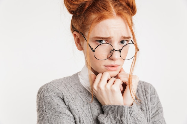 Retrato de una joven escolar molesta