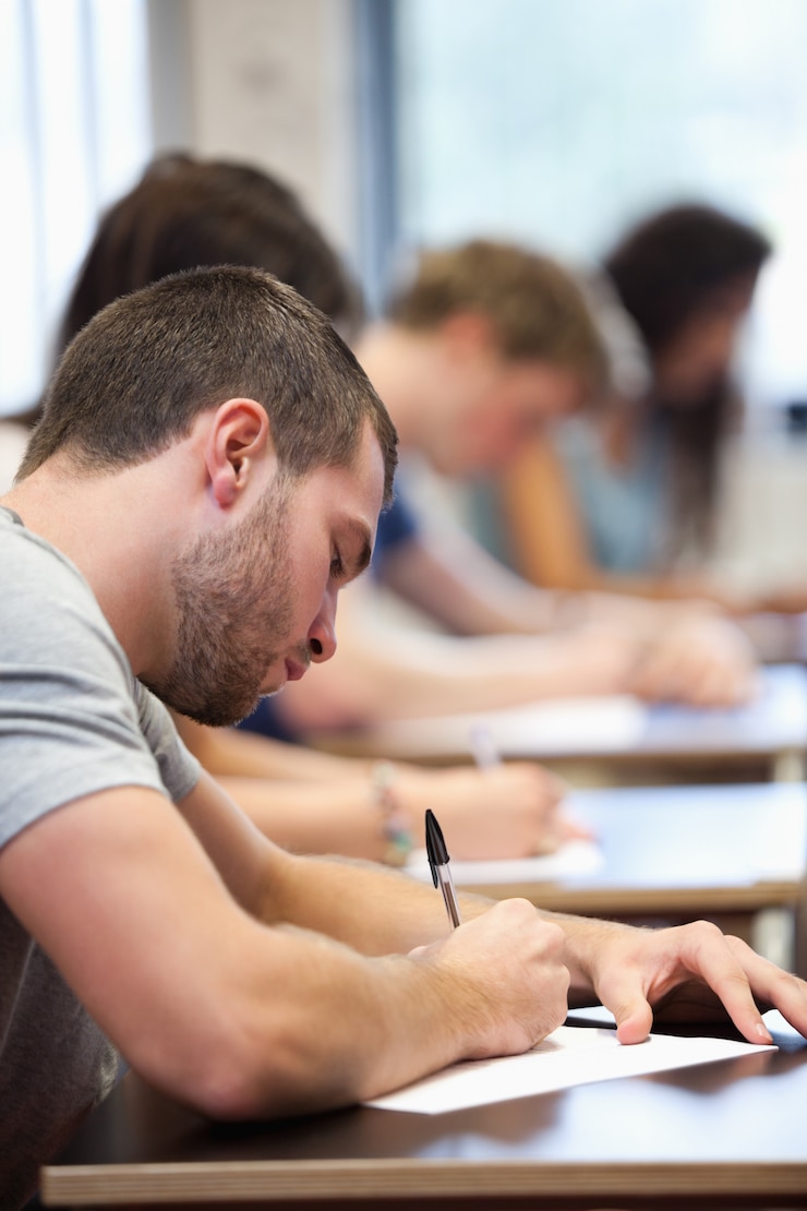 Foto retrato de un joven escribiendo