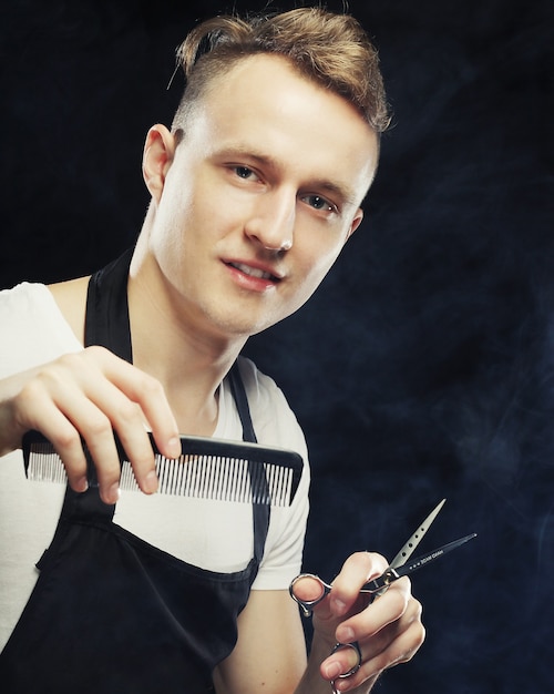 Retrato de joven estilista t mirando a la cámara, Foto de estudio