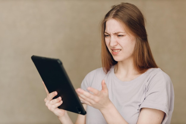 Retrato de joven estudiante actriz aprendiendo papel mujer con tableta digital Prueba de actuación audiciones de actuación de película de casting