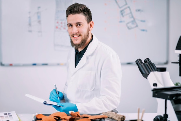 Retrato de joven estudiante de arqueología en laboratorio