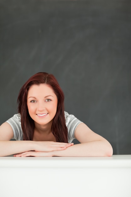 Retrato de un joven estudiante en un aula