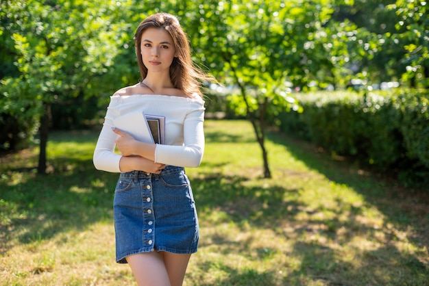 Retrato de joven estudiante hermosa mujer niña con libros