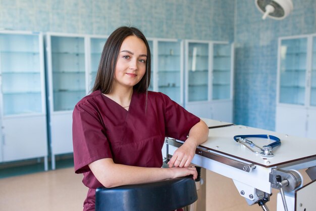 Retrato de una joven estudiante de medicina en un consultorio quirúrgico