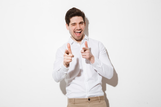 Retrato de un joven excitado vestido con camisa